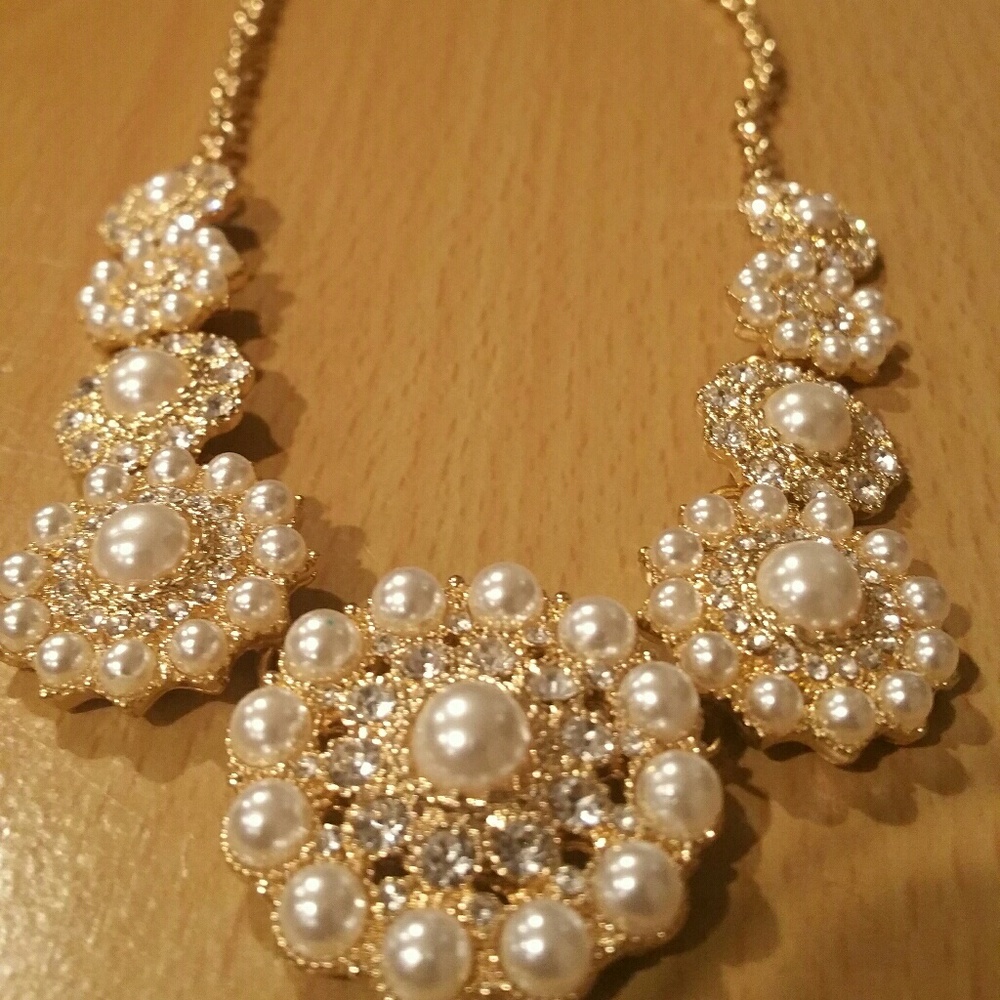 FOREVER 21 Pearl necklace